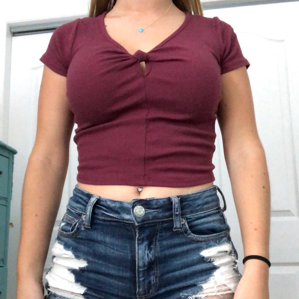 Burgundy cropped T-shirt with tie in the front